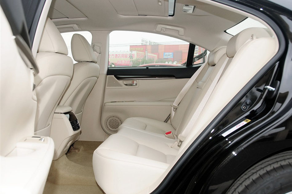 2014款 350 尊贵版 座椅空间