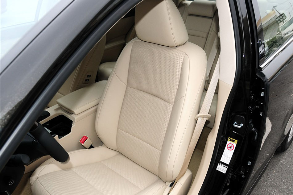 2014款 350 尊贵版 座椅空间