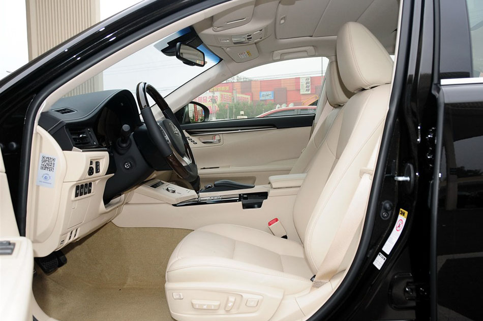 2014款 350 尊贵版 座椅空间