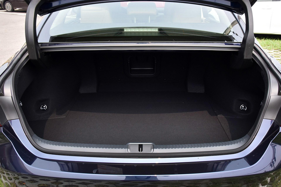 2018款 300h 行政版 座椅空间