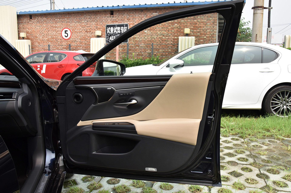 2018款 300h 行政版 座椅空间