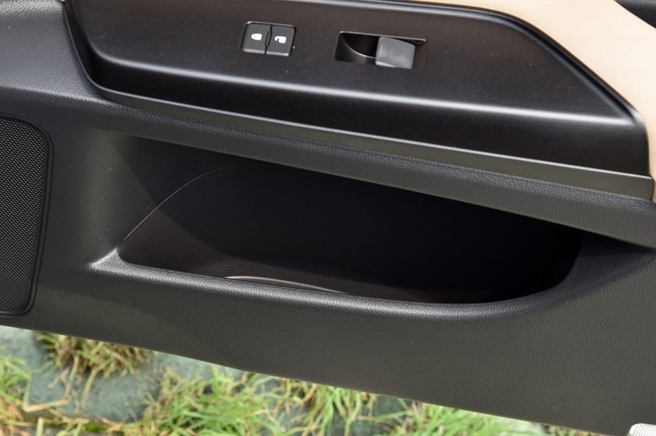 2018款 300h 行政版 座椅空间