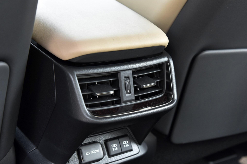 2018款 300h 行政版 座椅空间