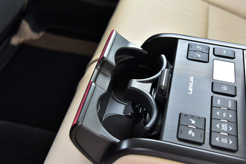 2018款 300h 行政版 座椅空间