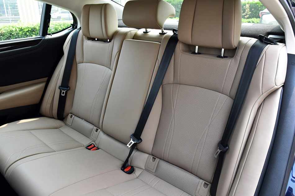 2018款 300h 行政版 座椅空间