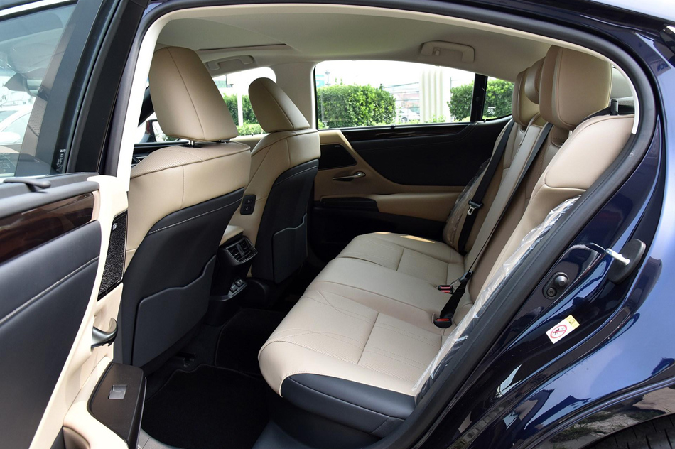 2018款 300h 行政版 座椅空间