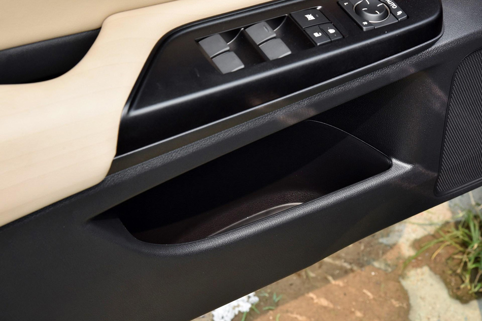 2018款 300h 行政版 座椅空间