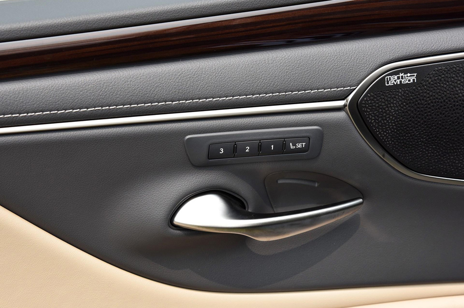 2018款 300h 行政版 座椅空间