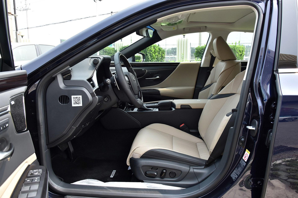 2018款 300h 行政版 座椅空间