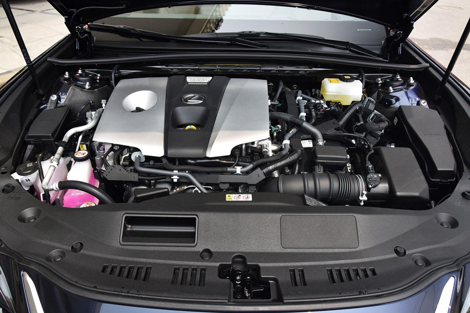 2018款 300h 行政版 引擎底盘