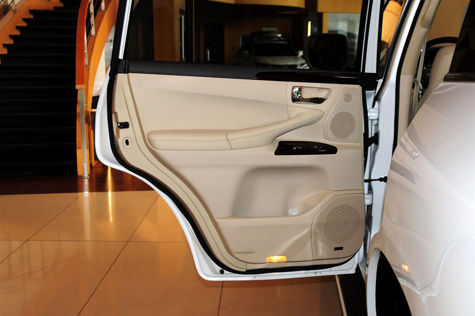 2013款 LX570 空间