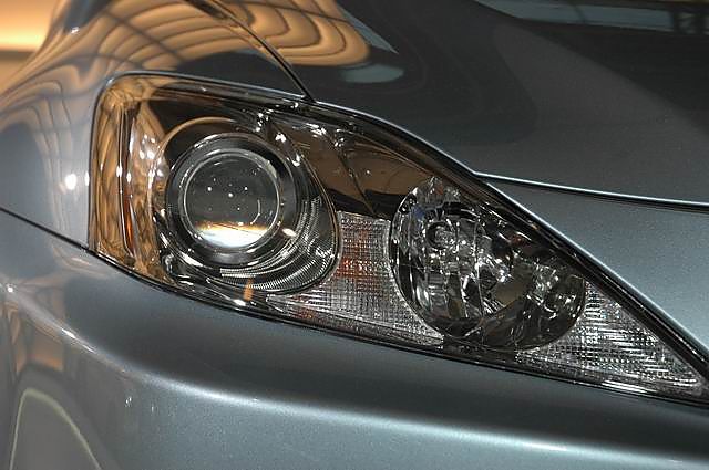 雷克萨斯IS前大灯
