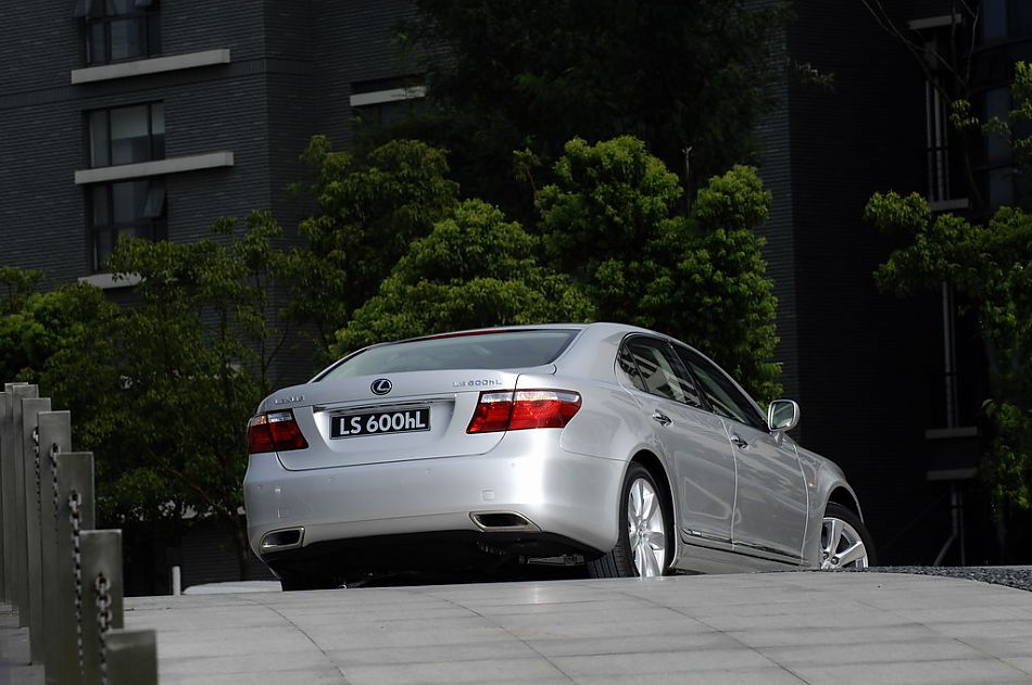 LS600hL