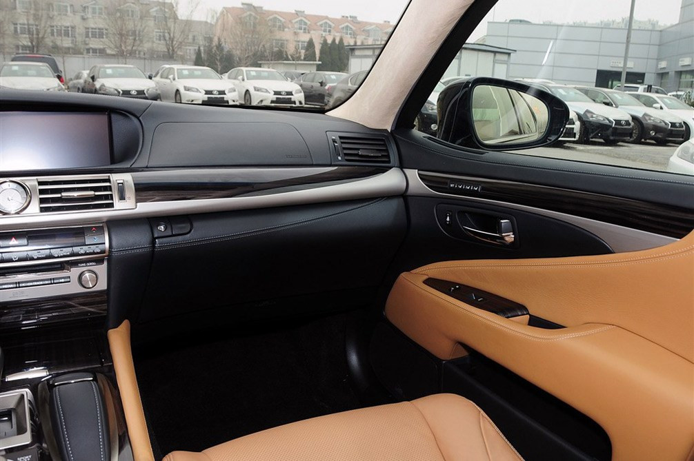 雷克萨斯LS 2013款 600hL 内饰