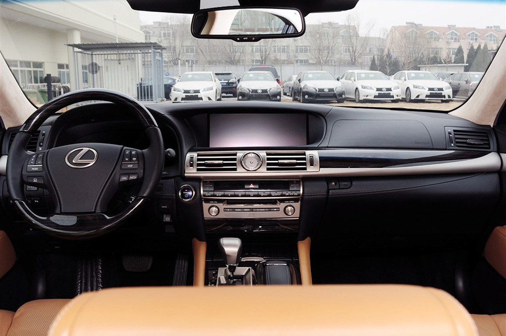雷克萨斯LS 2013款 600hL 内饰