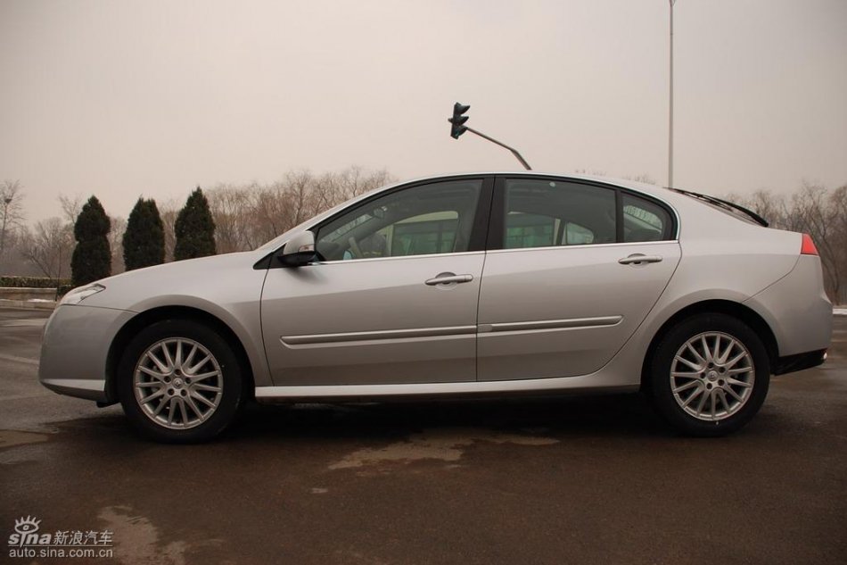 雷诺拉古娜外观实拍图