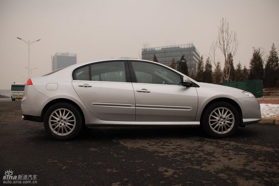 雷诺拉古娜外观实拍图