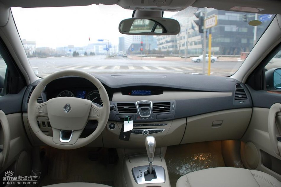 雷诺拉古娜内饰实拍图