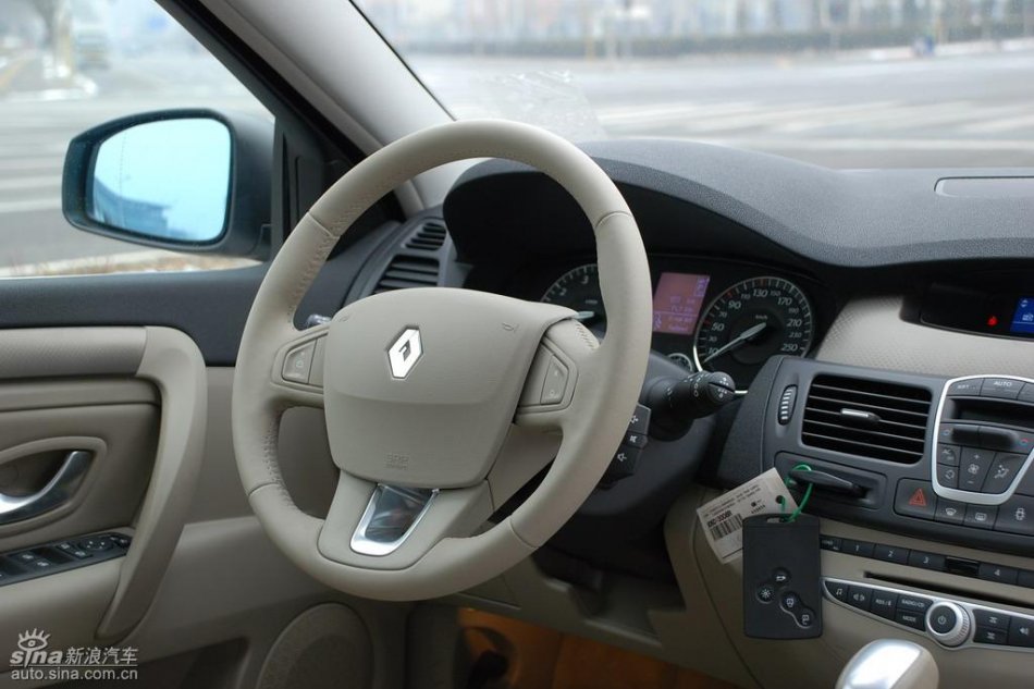 雷诺拉古娜内饰实拍图