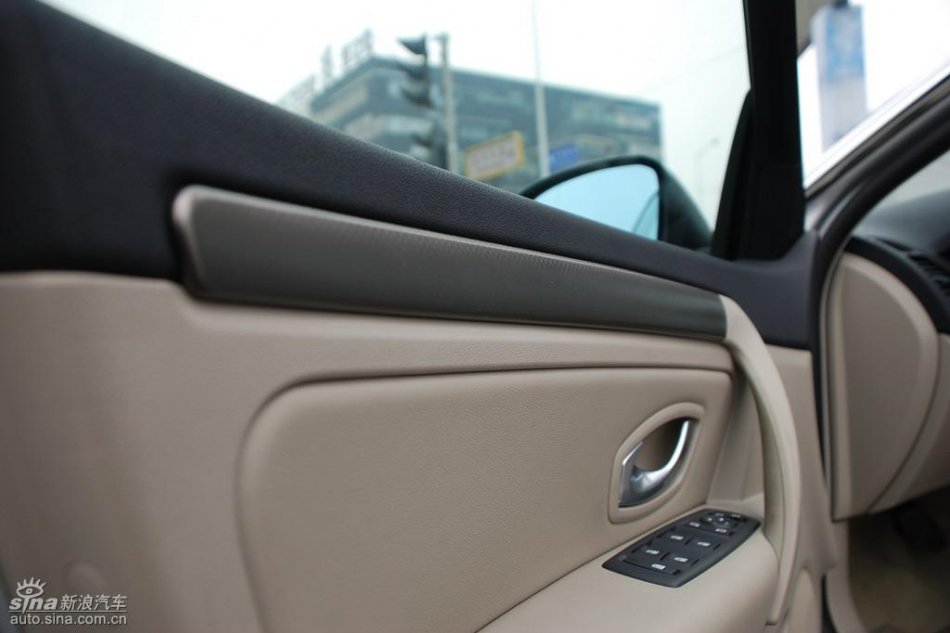 雷诺拉古娜内饰实拍图