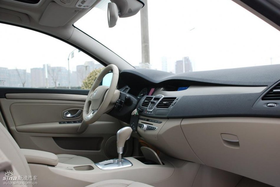 雷诺拉古娜内饰实拍图