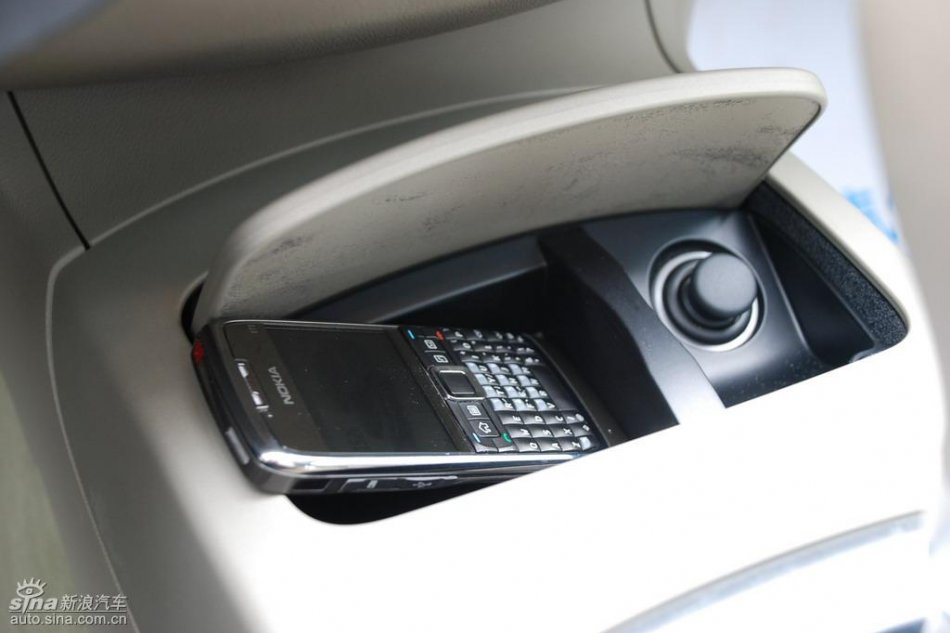 雷诺拉古娜内饰实拍图