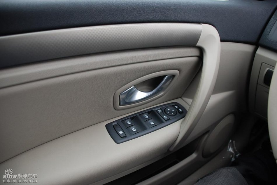 雷诺拉古娜内饰实拍图