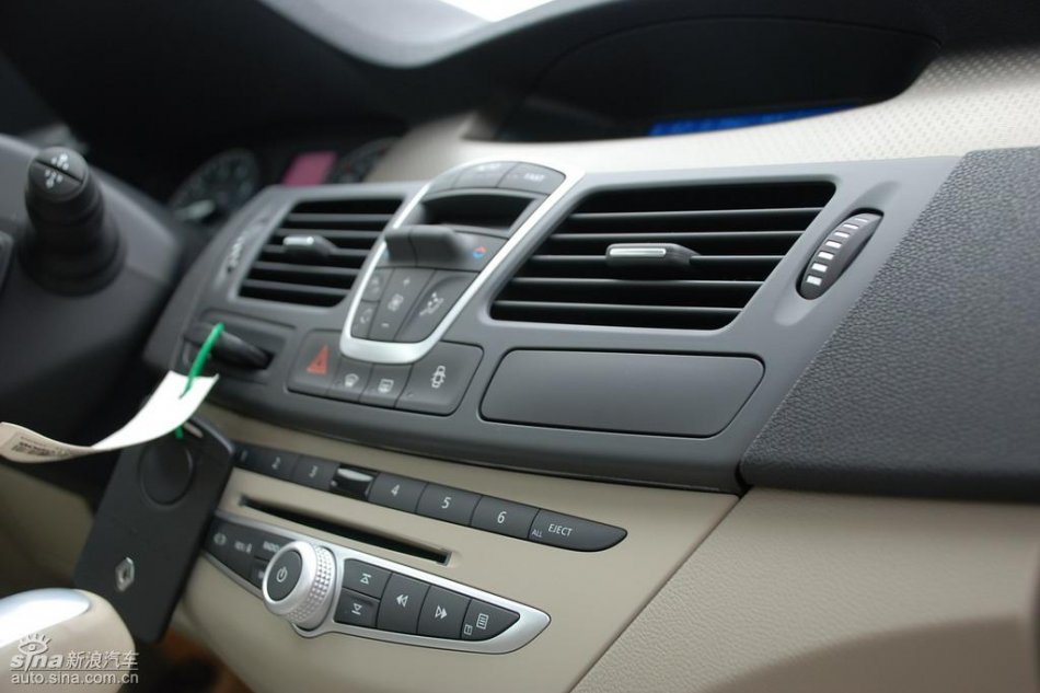 雷诺拉古娜内饰实拍图