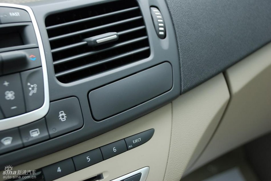 雷诺拉古娜内饰实拍图