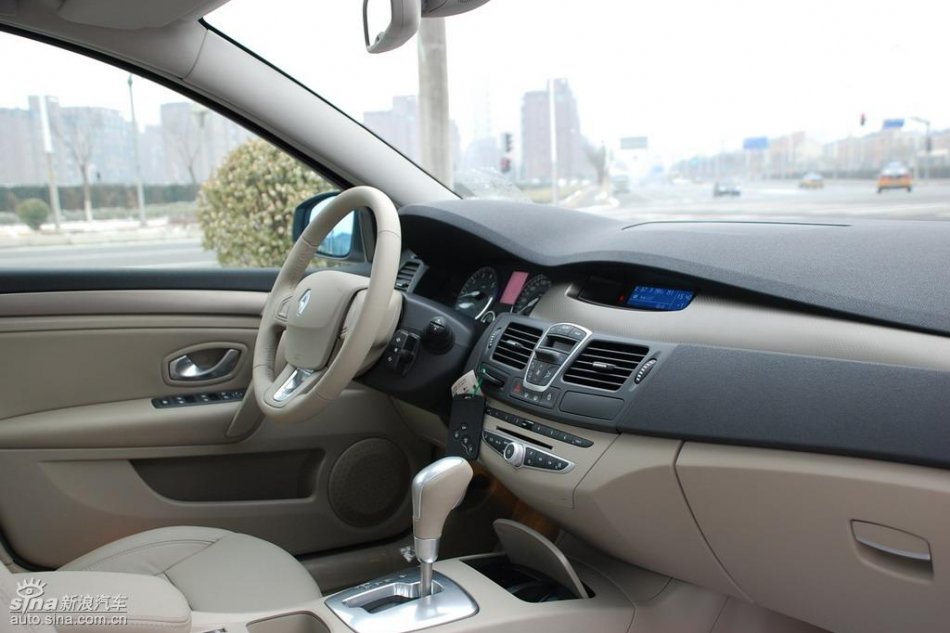 雷诺拉古娜内饰实拍图