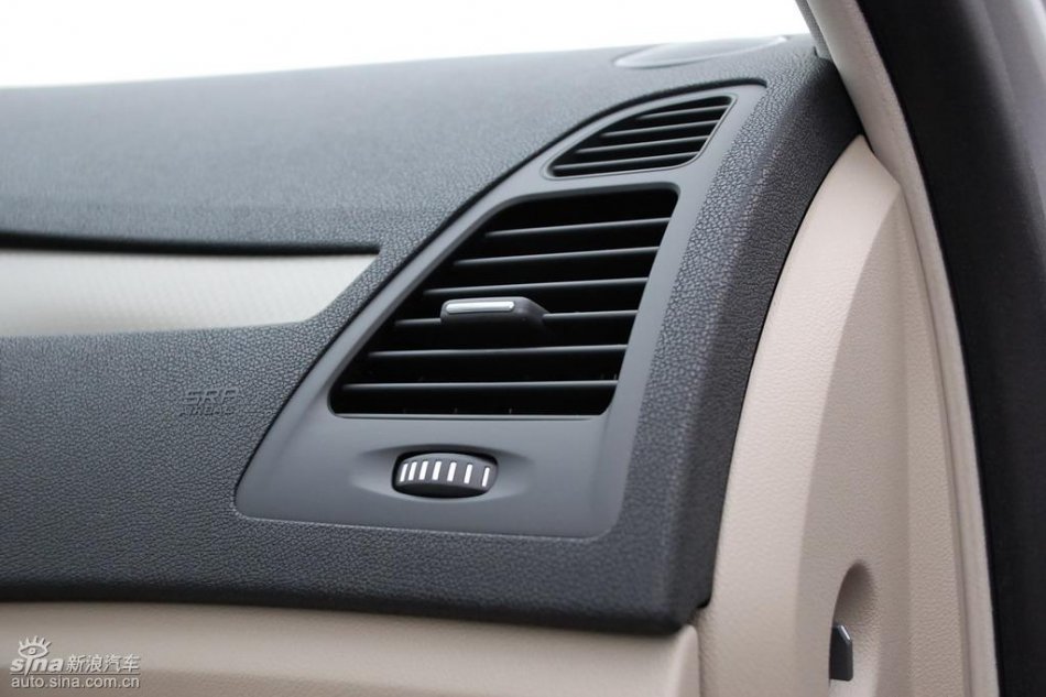 雷诺拉古娜内饰实拍图