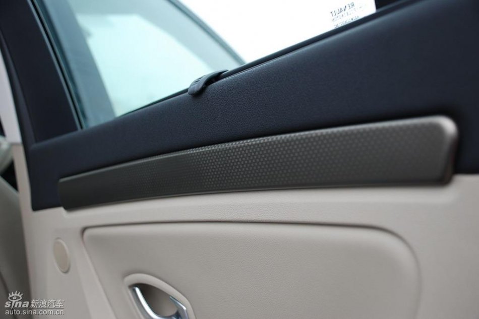 雷诺拉古娜内饰实拍图