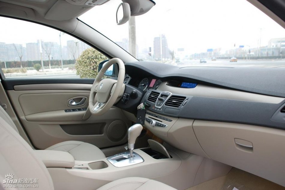 雷诺拉古娜内饰实拍图