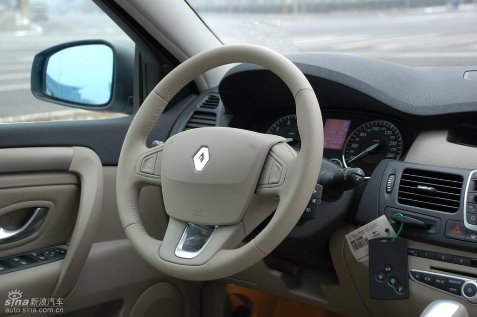 雷诺拉古娜内饰实拍图