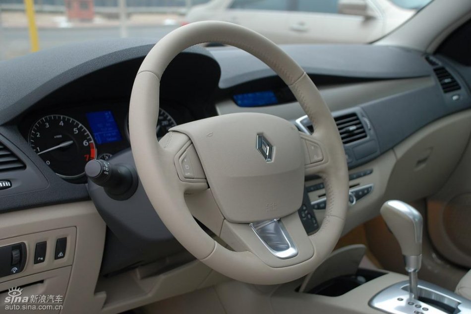 雷诺拉古娜内饰实拍图