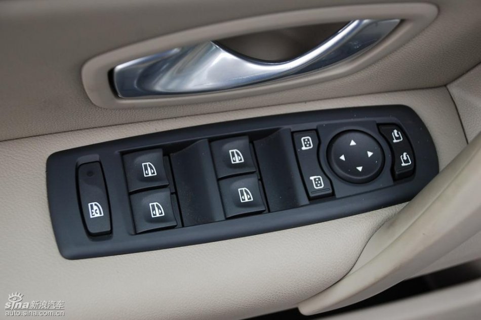 雷诺拉古娜内饰实拍图