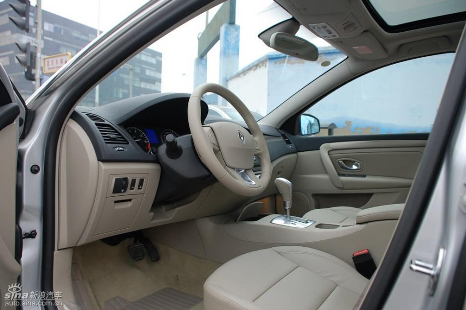 雷诺拉古娜内饰实拍图