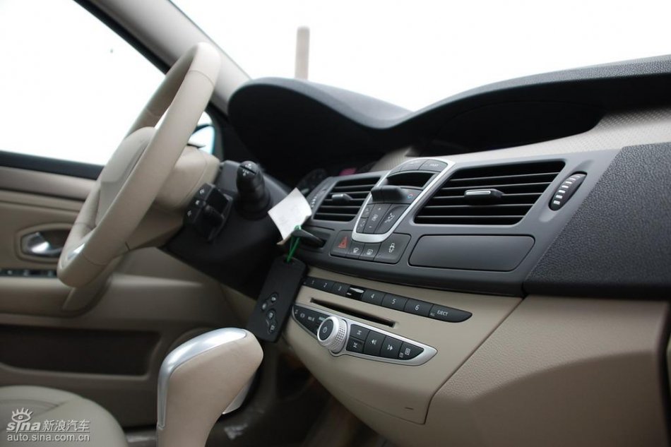 雷诺拉古娜内饰实拍图