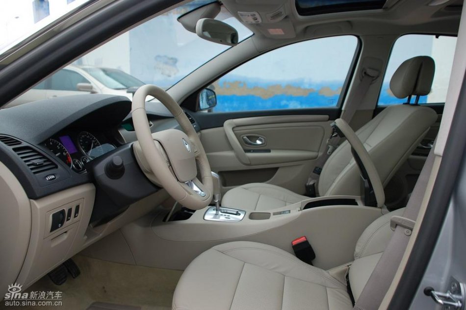 雷诺拉古娜内饰实拍图