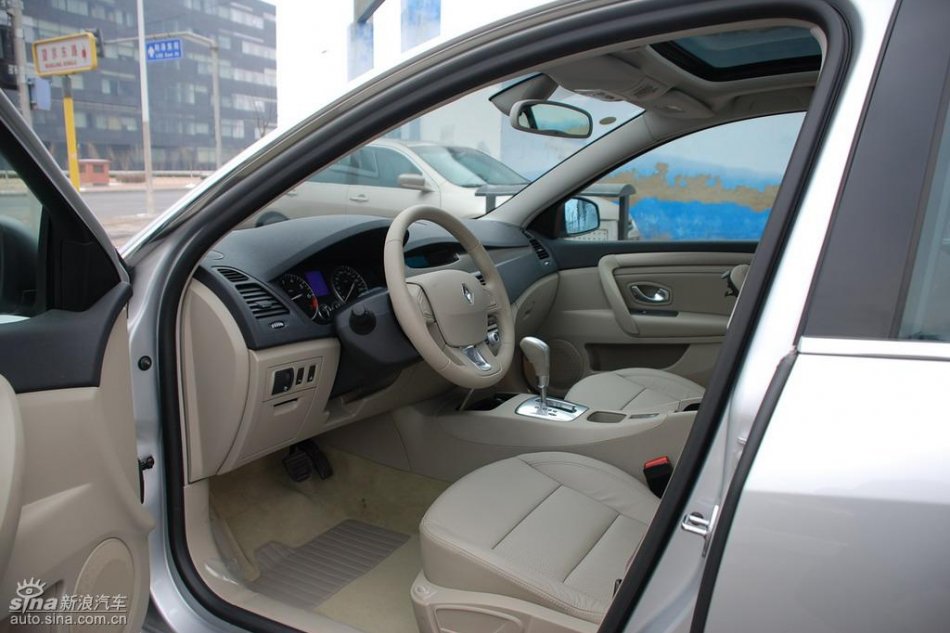 雷诺拉古娜内饰实拍图