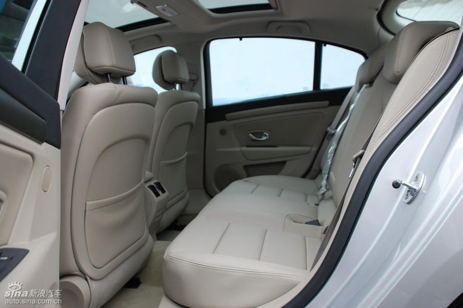 雷诺拉古娜内饰实拍图