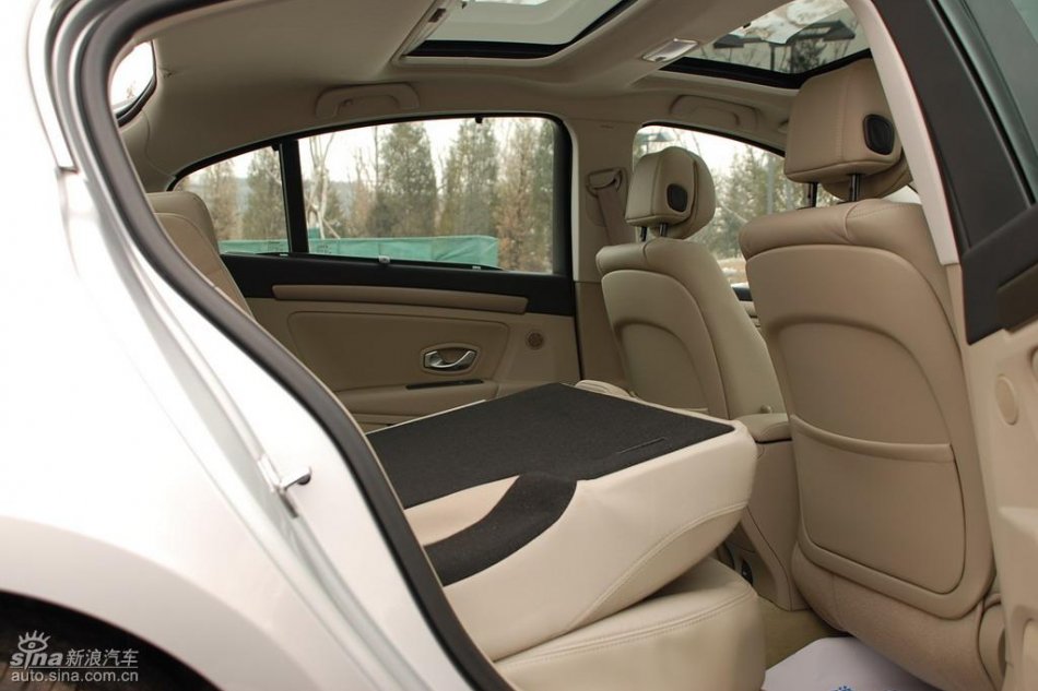 雷诺拉古娜内饰实拍图