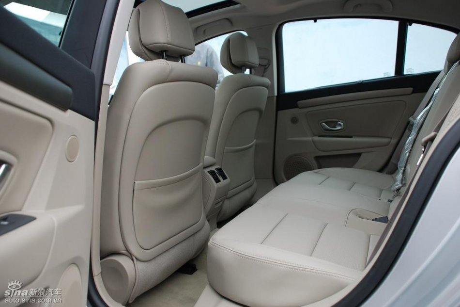 雷诺拉古娜内饰实拍图