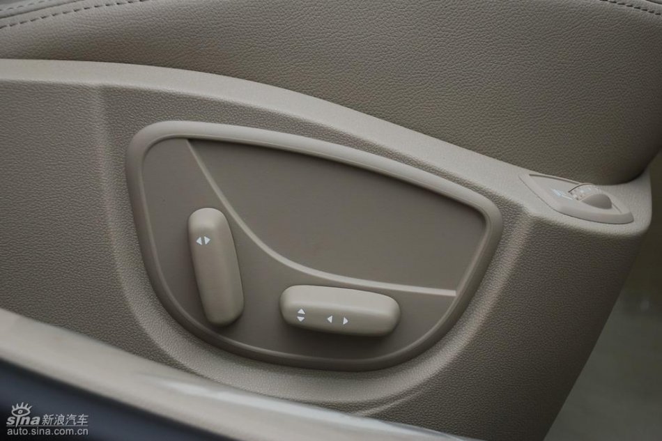 雷诺拉古娜内饰实拍图