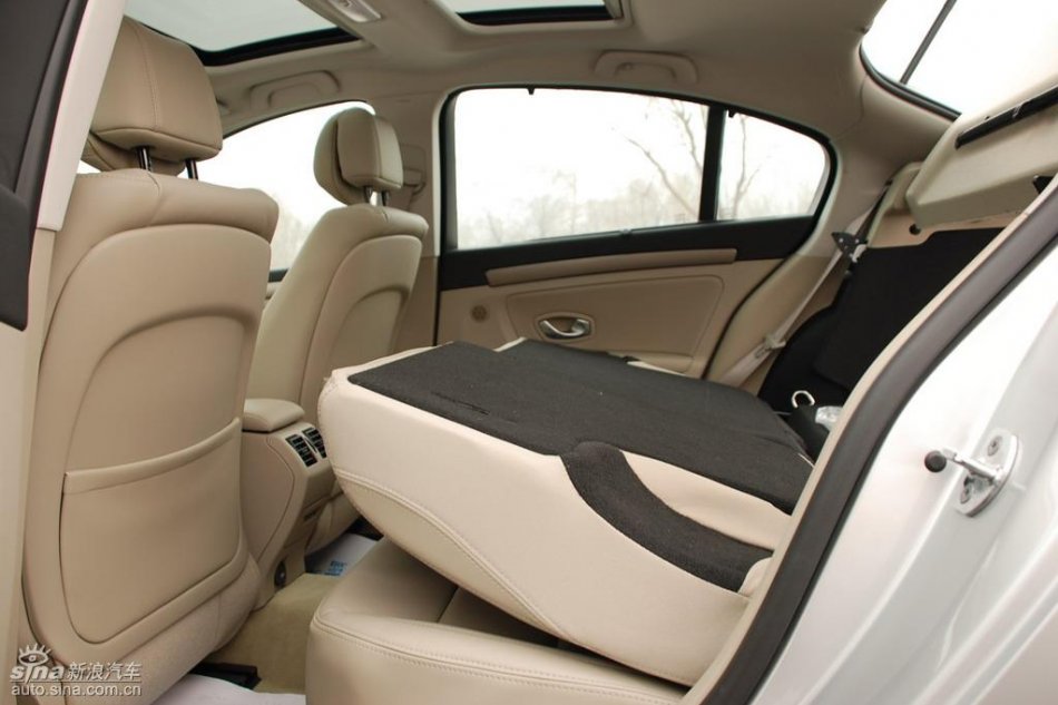 雷诺拉古娜内饰实拍图