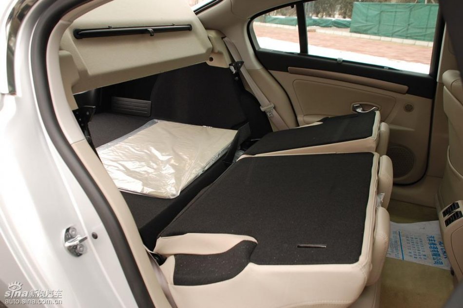 雷诺拉古娜内饰实拍图