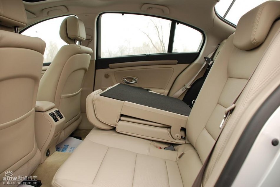 雷诺拉古娜内饰实拍图