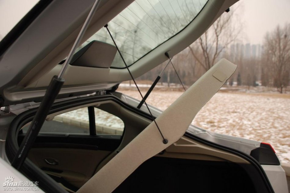 雷诺拉古娜内饰实拍图