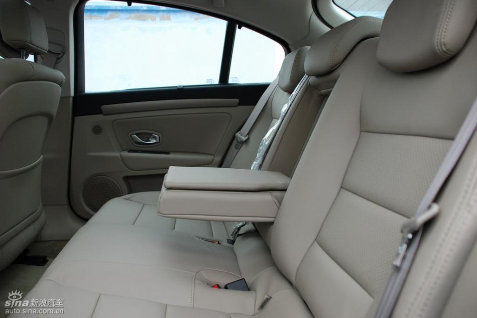 雷诺拉古娜内饰实拍图