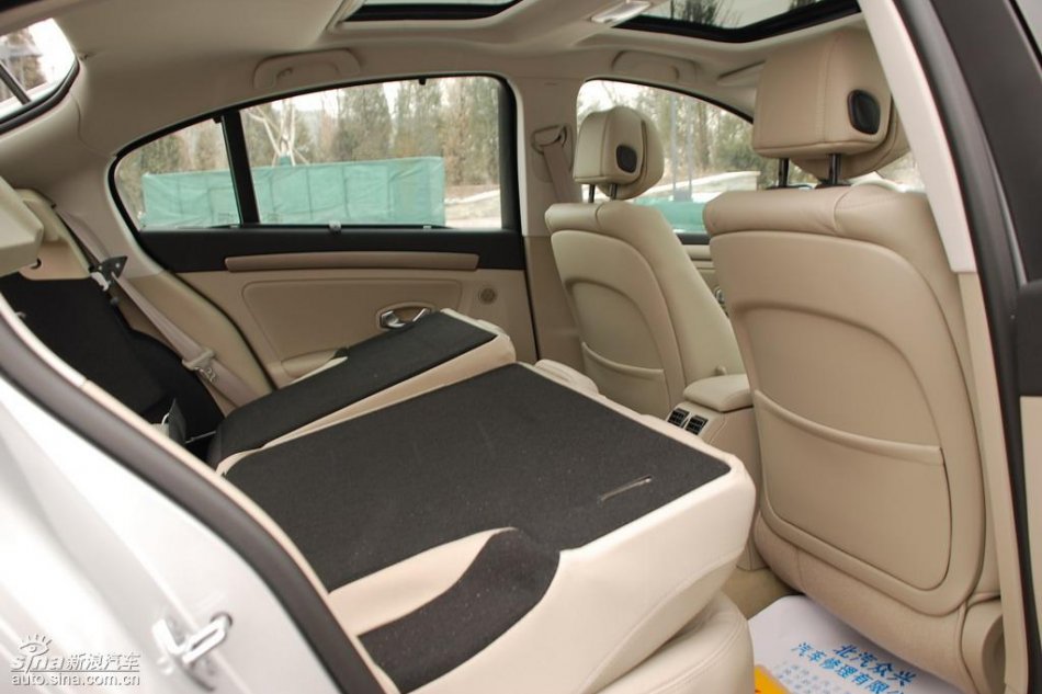 雷诺拉古娜内饰实拍图